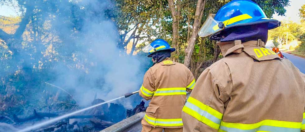 Sofocan incendio sobre un costado de la carretera Longitudinal del Norte