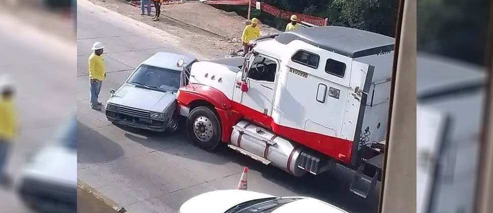 Tráiler colisiona contra un sedán sobre la carretera Los Chorros