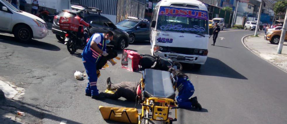 Delivery acaba con fracturas de tibia y peroné tras fuerte accidente en San Salvador