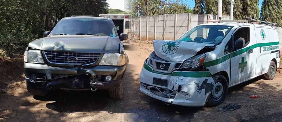 Conductor ebrio impacta ambulancia de Cruz Verde y lesiona a dos socorristas en Nejapa