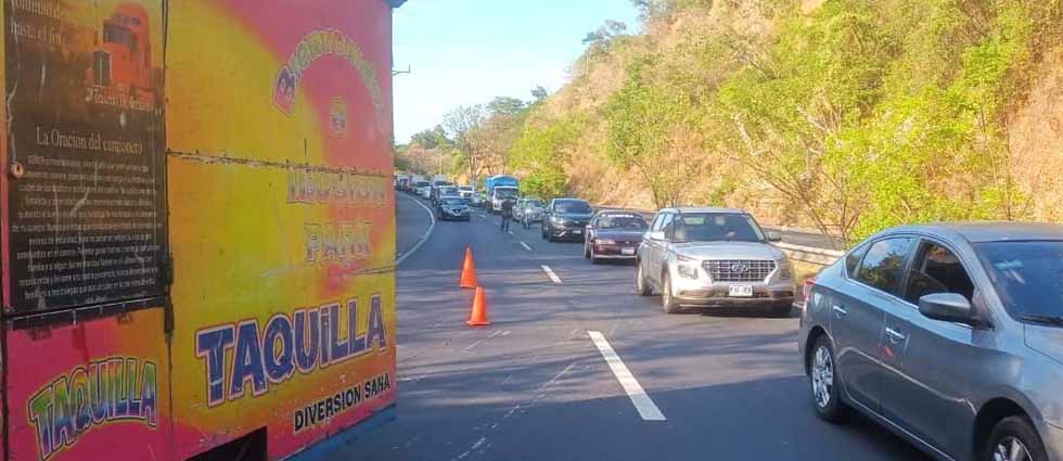 Reportan lesionados tras colisión de un vehículo y un remolque en Soyapango