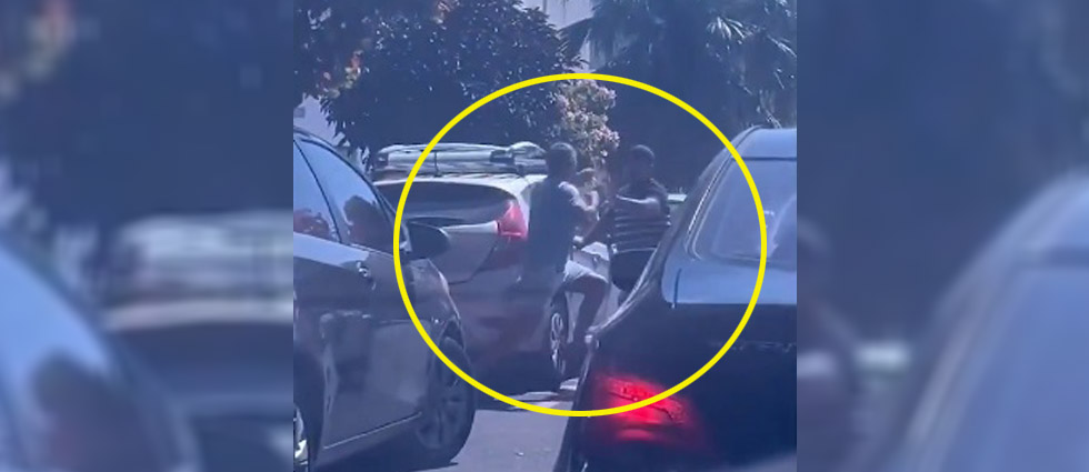 Conductores se van a los golpes frente a un colegio en Santa Tecla