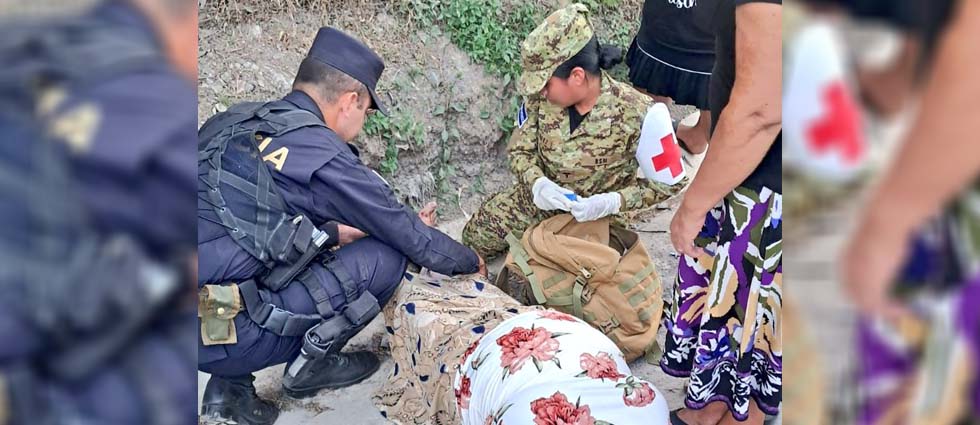 Militares y policías auxilian a mujer que se lesionó tras sufrir una caída en Chalatenango