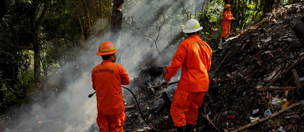 Sofocan incendio en terreno utilizado para arrojar desechos en Ayutuxtepeque