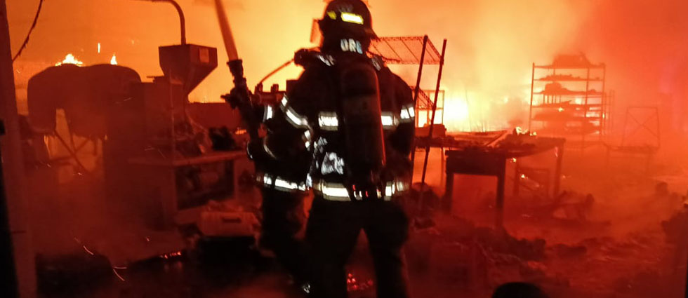Sofocan voraz incendio estructural en una bodega en Santa Ana