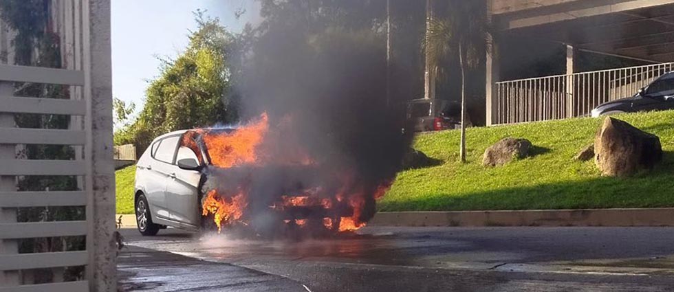 Vehículo se incendia en plena marcha en Nuevo Cuscatlán
