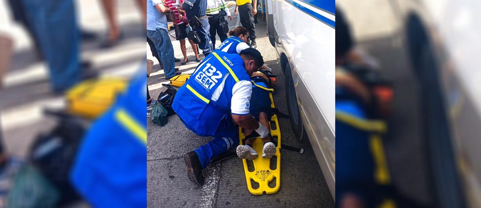 Mujer cae de un microbús del transporte colectivo en Apopa