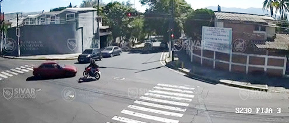 Conductor ocasiona accidente al hacer giro legal, pero sin precaución