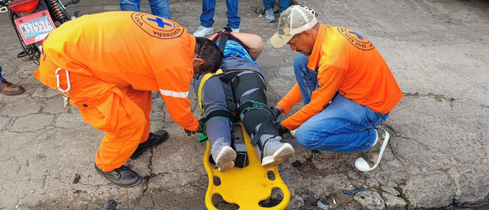 Motociclista atropella a señora en Santa Ana y le fractura una pierna