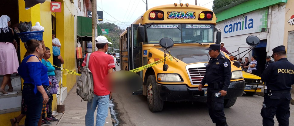 “Bolito” queda debajo de las llantas de bus tras ser atropellado en el Puerto de La Libertad