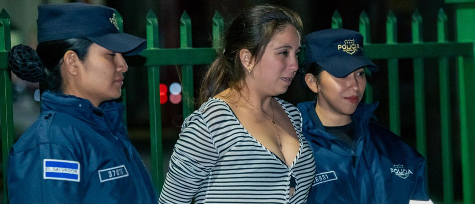 Detienen a mujer por manejar en estado de ebriedad