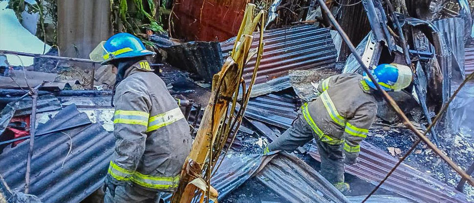 Bomberos auxilia a familia tras incendiarse su humilde vivienda en Ilopango