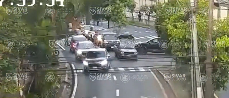 Motociclista es embestido por camioneta tras hacer un cruce imprudente