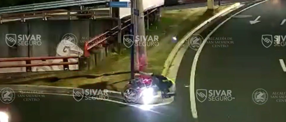 Motociclista sufre caída tras chocar con la cuneta en el redondel Masferrer