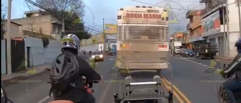 VIDEO: Motociclista convulsiona tras atropellar a una mujer en la capital de Guatemala