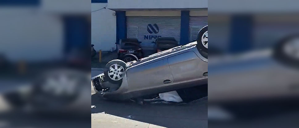 Vehículo volcado provoca fuerte tráfico en carretera Panamericana