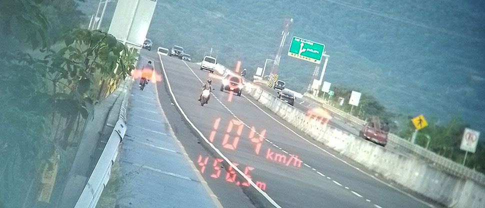 Sorprenden a conductores que circulaban a mas de 100 kilómetros por hora
