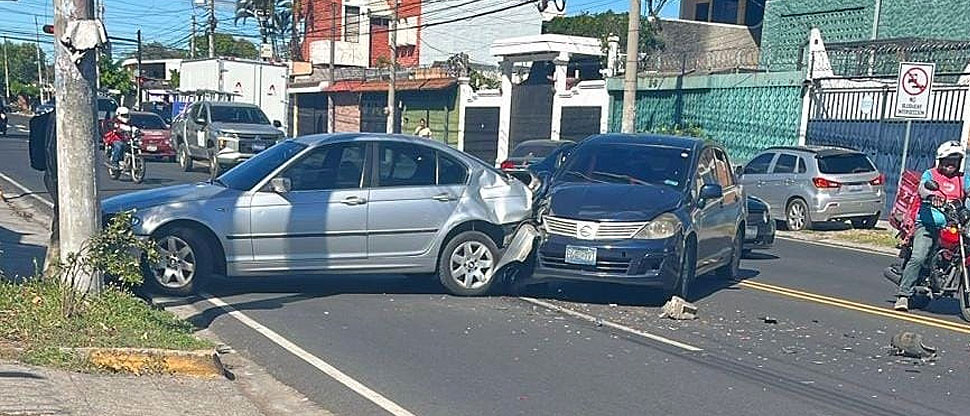 Fuerte accidente deja un lesionado de gravedad en avenida Bernal