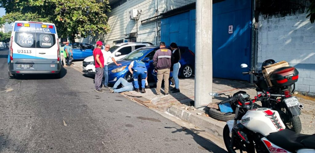 Motociclista resulta con múltiples lesiones tras perder el control de su moto y accidentarse en San Salvador