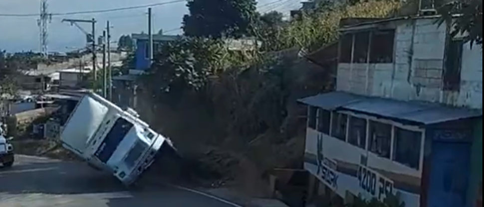 Captan instante cuando motorista de camión pierde el control y vuelca en Guatemala