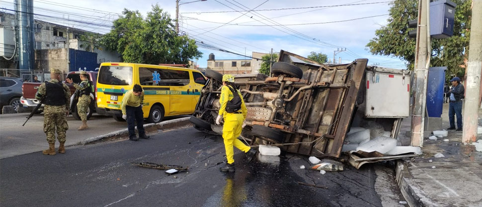 Conductor de camión y un menor de edad resultan heridos tras volcar en la Juan Pablo II