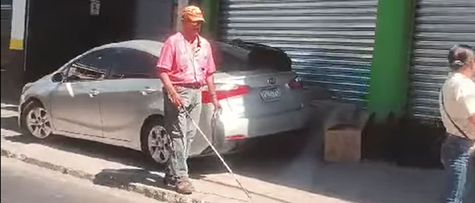 Denuncian a conductora que se estacionó en la acera haciendo que abuelito ciego se bajara a la calle