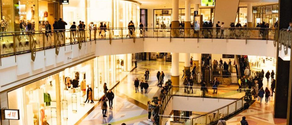 Hombre resulta lesionado tras caer desde 15 metros de altura en centro comercial guatemalteco