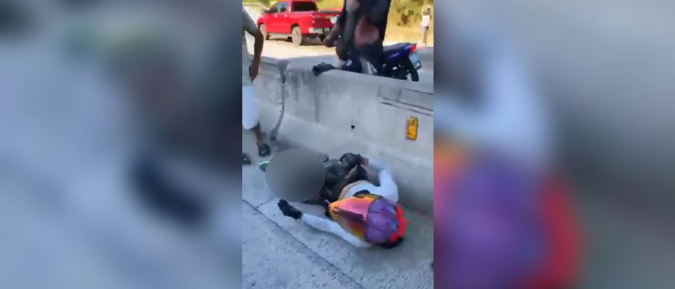 Chica motociclista sufre graves lesiones tras fuerte choque en la curva del Papaturro