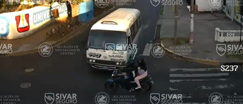 Motociclista y su acompañante chocan contra microbús por no respetar luz roja del semáforo