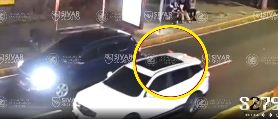 Captan a motociclista que no frena a tiempo y choca con carro en el Paseo General Escalón