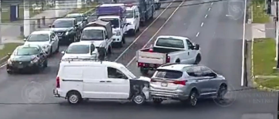 Camioneta provoca choque al realizar giro imprudente en el Paseo General Escalón 