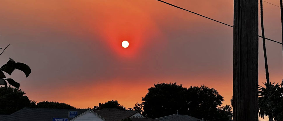 Salvadoreño capta apocalíptica foto de los cielos rojos en Los Ángeles debido a los incendios