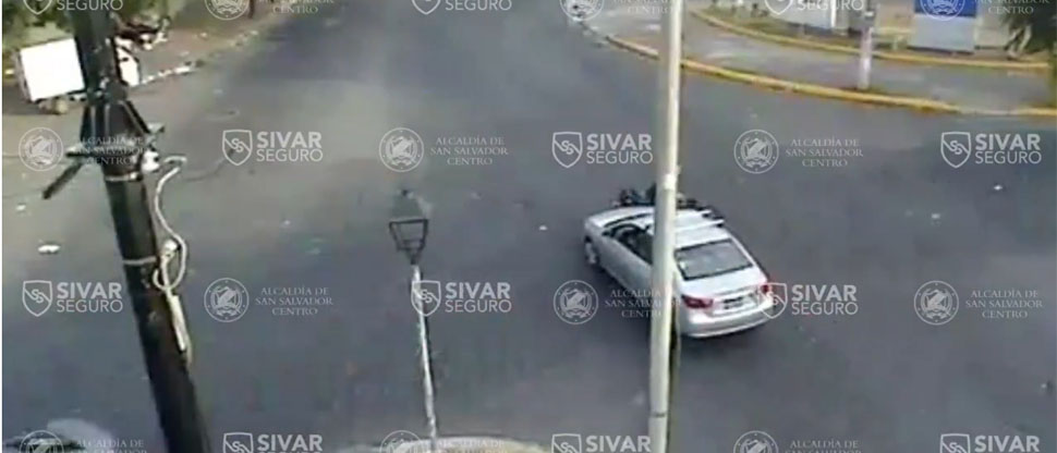 Motociclista que no hizo un alto es embestido por un carro en la avenida Cuscatlán