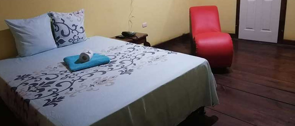 VIDEO: Joven arma escándalo tras encontrar a su papá saliendo de un motel con su tía