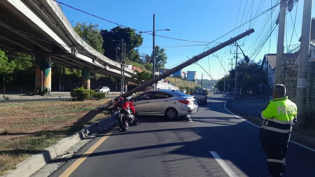 Conductor pierde el control y se estrella contra un poste en Soyapango