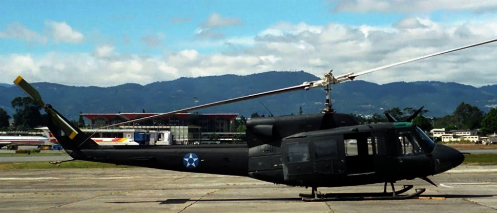Helicóptero aterriza de emergencia en cancha de fútbol en Petén, Guatemala