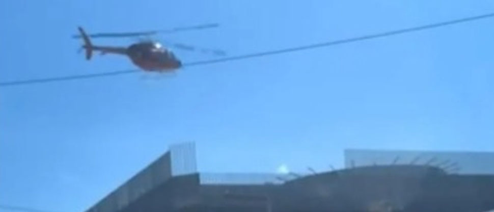 Pastor llega a la iglesia en helicóptero y desata el debate