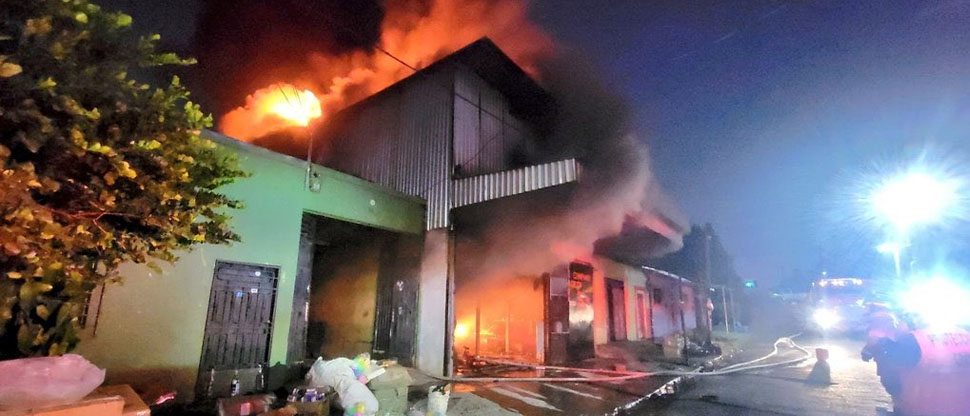 Equipos de primera respuesta unen esfuerzos para sofocar incendio en una bodega en Santa Ana