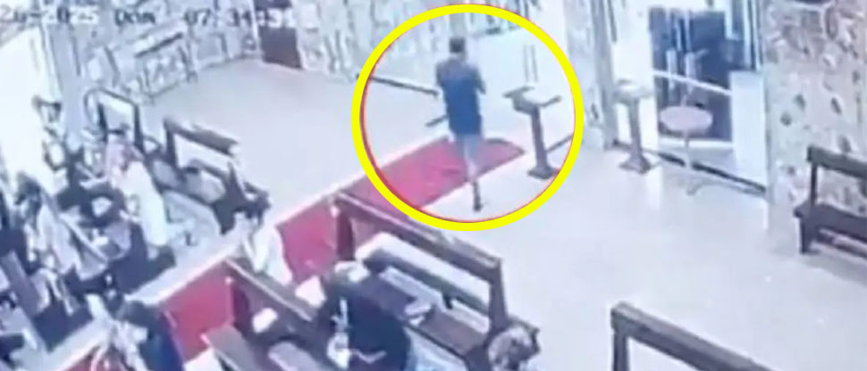 Captan a ladrón robando dentro de iglesia de Ecuador mientras feligreses rezaban