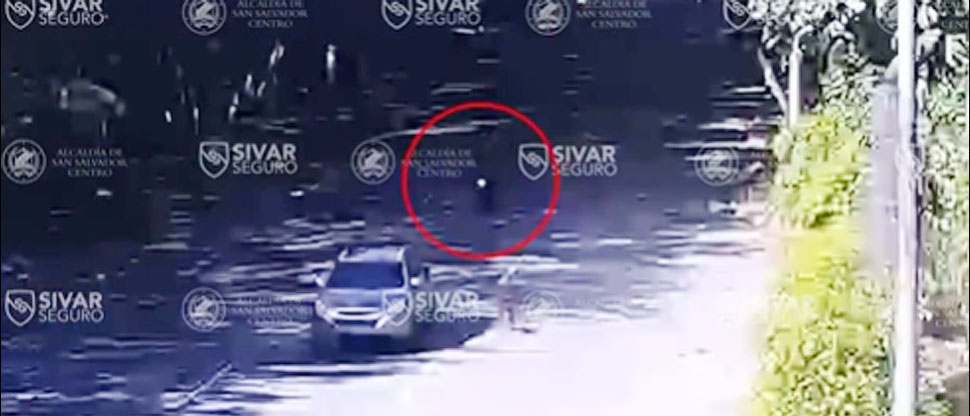 Por ir distraído, motociclista choca contra la parte trasera de vehículo