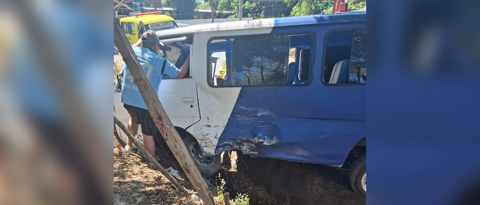Microbús escolar termina encunetado tras fuerte choque en el cantón Sitio del Niño