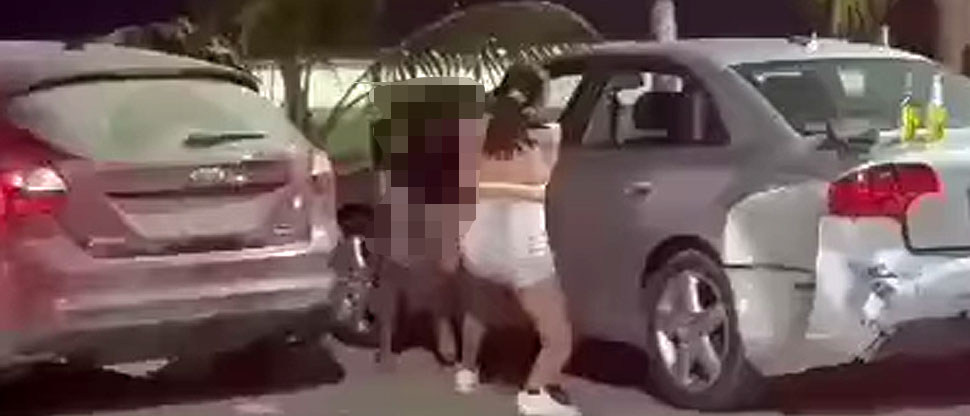 Mujeres, entre ellas una embarazada, se agarran del pelo para arreglar sus problemas