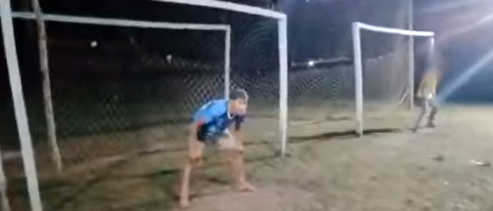 Joven que jugaba fútbol muere al recibir un pelotazo en su pecho