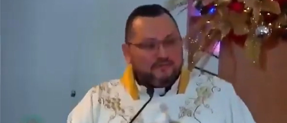 Padre calma a su feligresía mientras sismo de magnitud 6.3 estremecía su parroquia