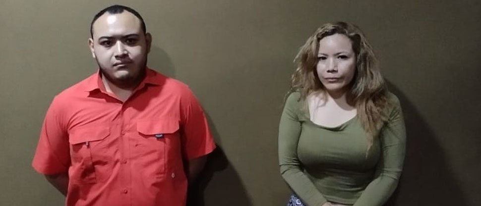 Cae pareja que vende ropa íntima falsificada y les decomisan armas de fuego y munición