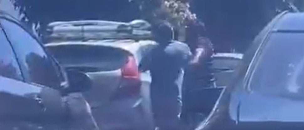 Repartidor de aplicación móvil y automovilista se van a los golpes frente a colegio
