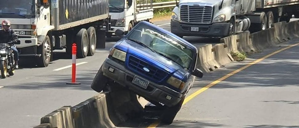 Pick up queda empotrado en separador de carril tras protagonizar triple choque Armenia 