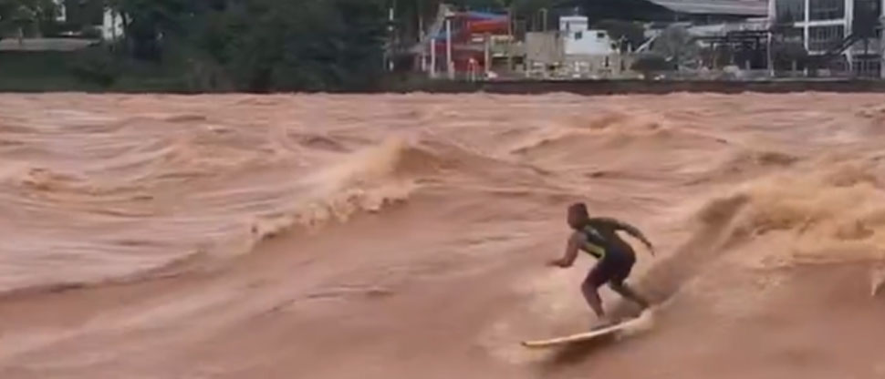Brasileño se viraliza por surfear en el desbordado río Doce en Minas Gerais