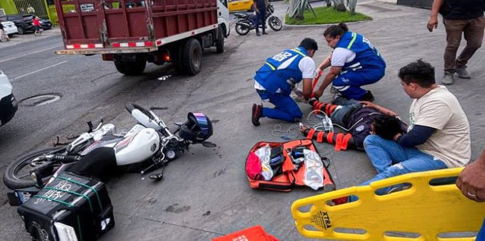Motociclista resulta gravemente lesionado tras chocar contra un camión en San Miguel
