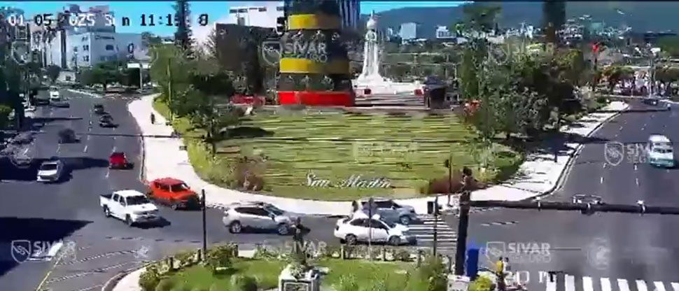 Captan instante cuando sismo de 6.3 sacude la zona del monumento al Divino Salvador del Mundo